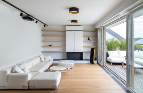 elegancki biały apartament na poddaszu z drewnianymi elementami projektu pracowni Komon Architekti
