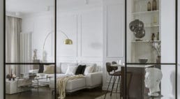 nowoczesne białe wnętrze ze szklanymi panelami oraz zdobieniami na ścianach