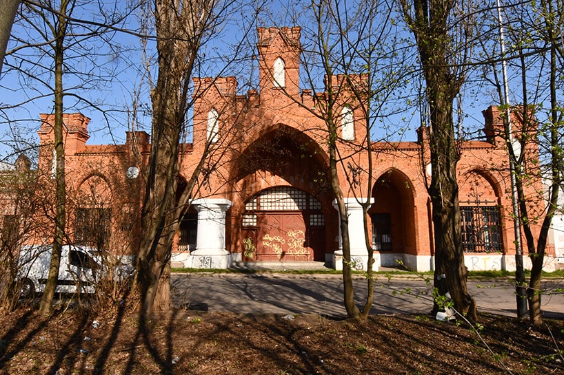 masywne ceglane wejście do zakładów Grohmana na Księżym Młynie w Łodzi