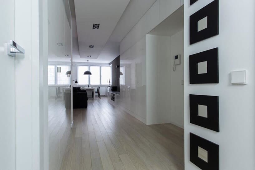biały korytarz ze słomianymi panelami na podłodze