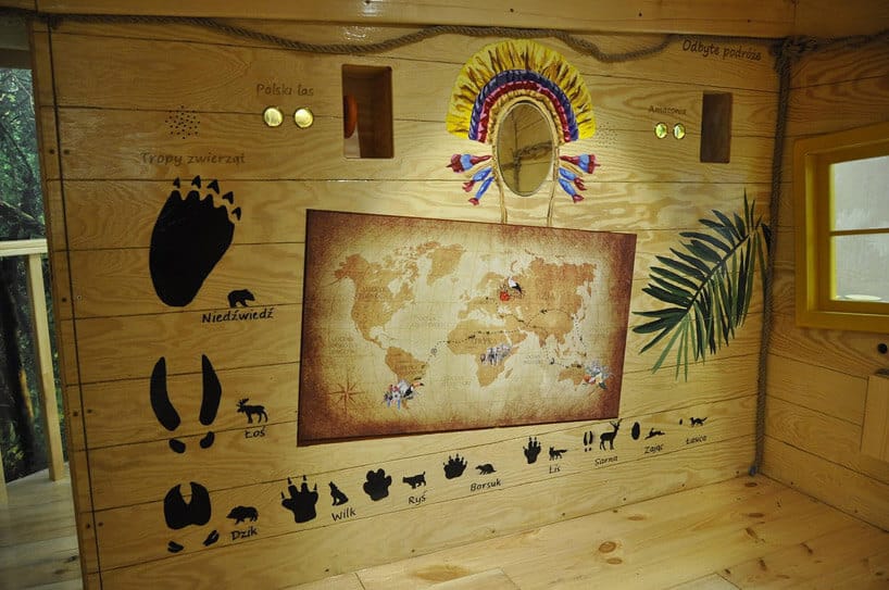 Mapa skarbów na drewnianej ścianie