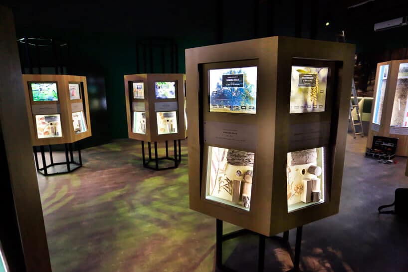 nowoczesna wystawa muzealna z pracami multimedialnymi