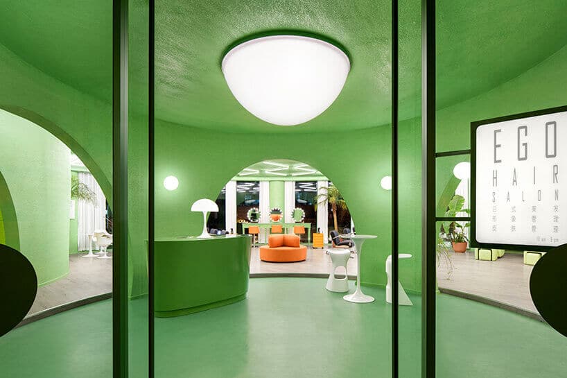 Barwa awokado z futurystycznym rysem: wnętrze salonu fryzjerskiego w Pekinie