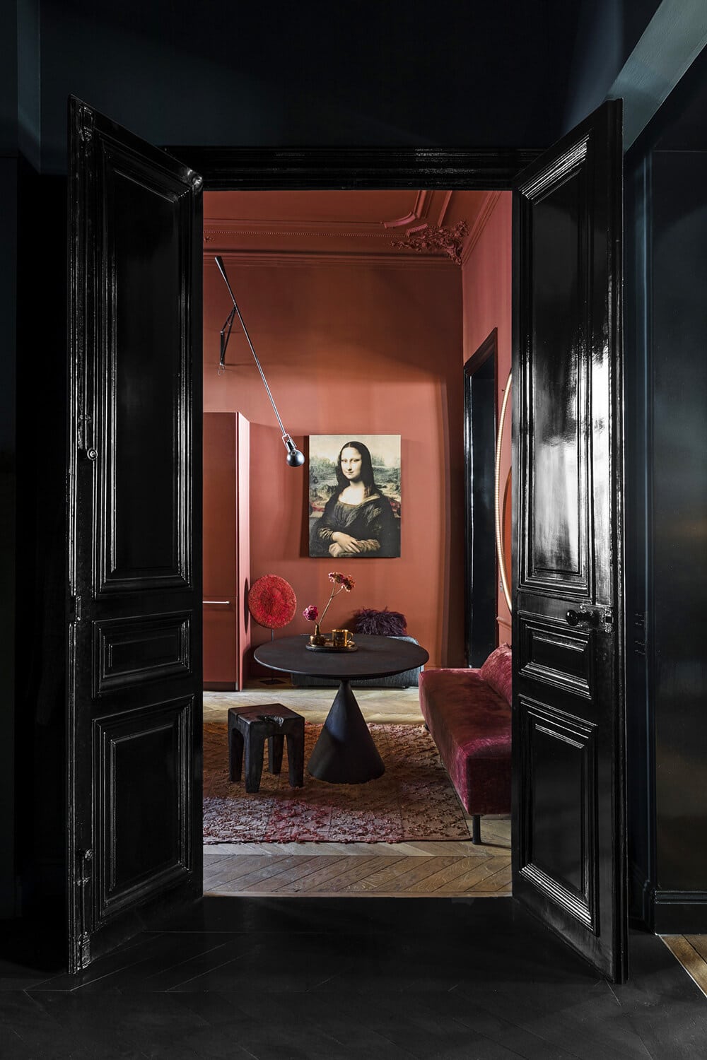 Barwny uśmiech Mona Lisy: urzekający apartament z widokiem na Luwr