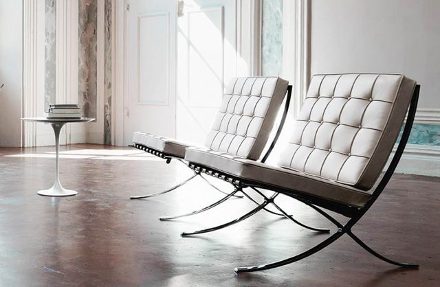 Bauhaus dwa białe krzesła Barcelona Chair, projetu Mies van der Rohe z 1929