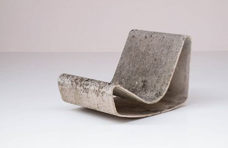 fotel z wygiętej tafli betonu