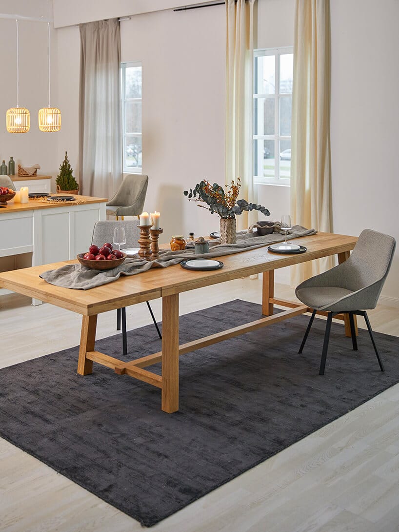Bez obrusa: najpiękniejsze stoły drewniane