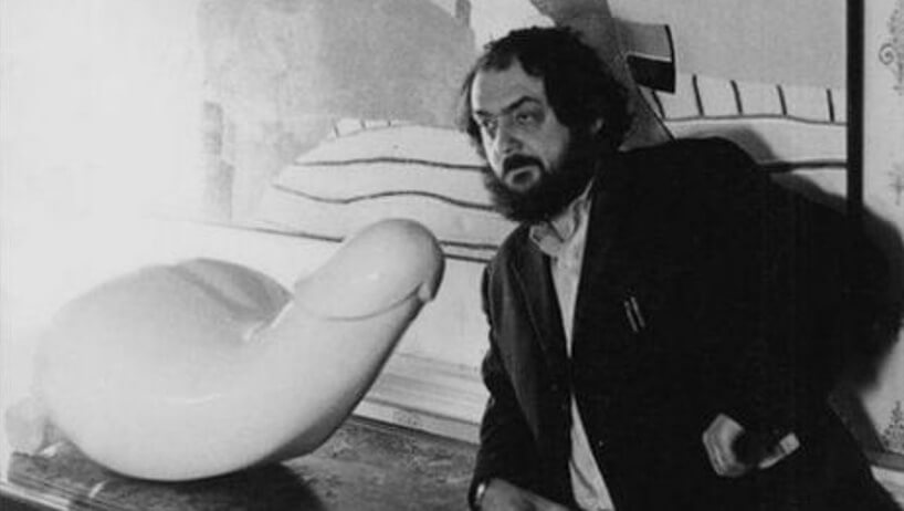 Kubrick obok białej rzeźby