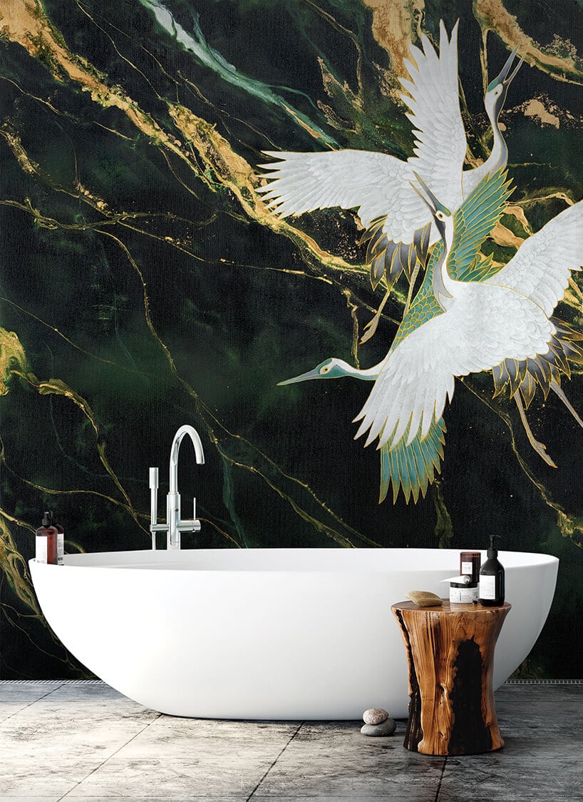 żywa zielona tapeta z białymi ptakami w łazience z wanną wolnostojącą