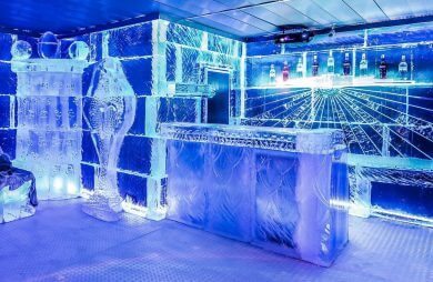 podświetlony na niebiesko lodowy bar