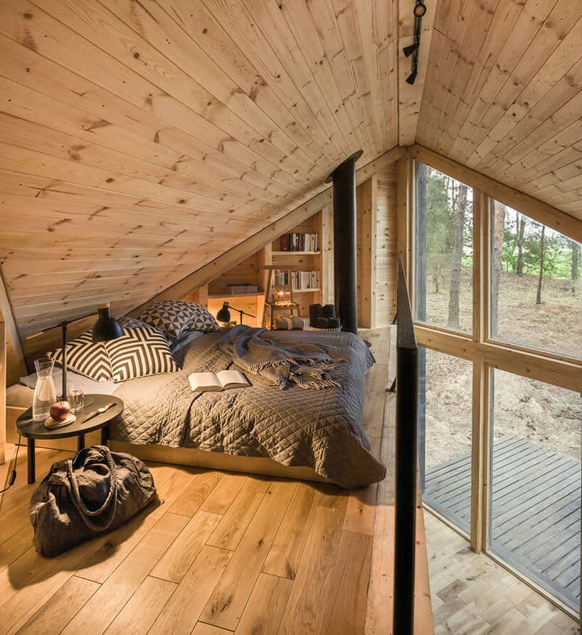wnętrze małego drewnianego domku z antresolą bookwarm cabin widok z antresoli