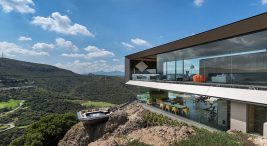 efektowny nowoczesny dom na wzgórzu Casa La Roca w Meksyku