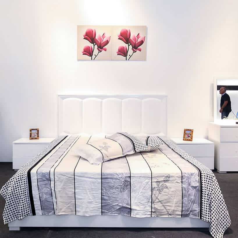 aranżacja stoiska na Furniture China 2018 z dużym białym łóżkiem i dwoma małymi szafkami nocnymi