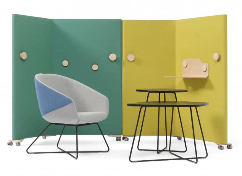 siedzisko i stolik w biurze na tel ścian zielonej i żółtej