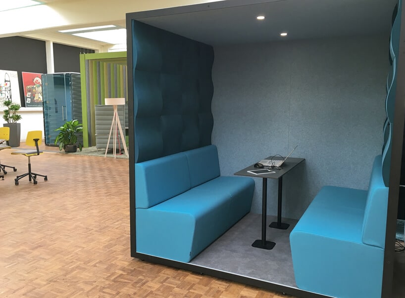 nowoczesne wnętrze biurowe z nowoczesnymi boksem akustycznym od VANK z niebieskim wykończeniem
