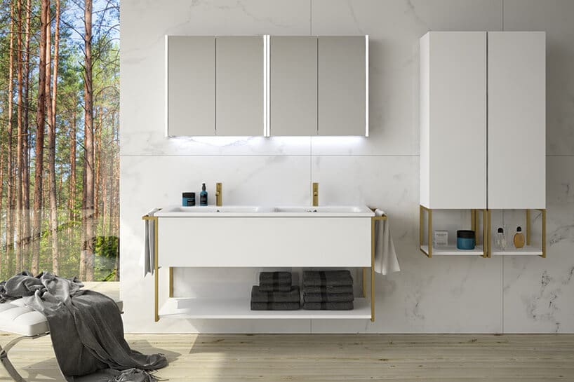 nowoczesna łazienka z marmurowymi kaflami na ścianie oraz podwieszanymi białymi szafkami ze złotym obramowaniem