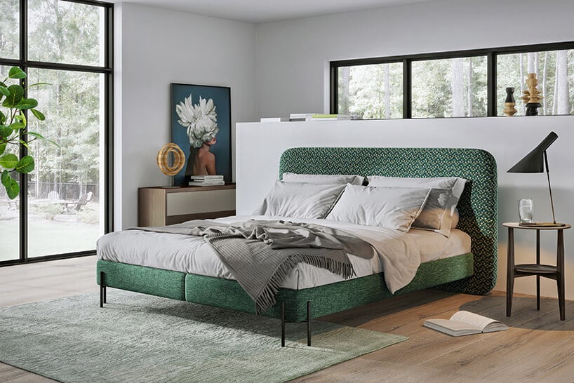 sypialnia z łóżkiem małżeńskim w kolorze ciemnej zieleni w białym pomieszczeniu z dużymi oknami