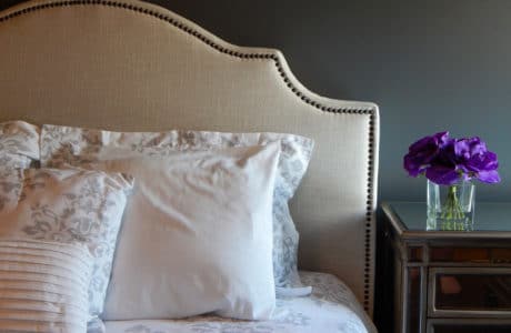 Dodatki do sypialni na lato – narzuty na łóżko, poduszki dekoracyjne i inne