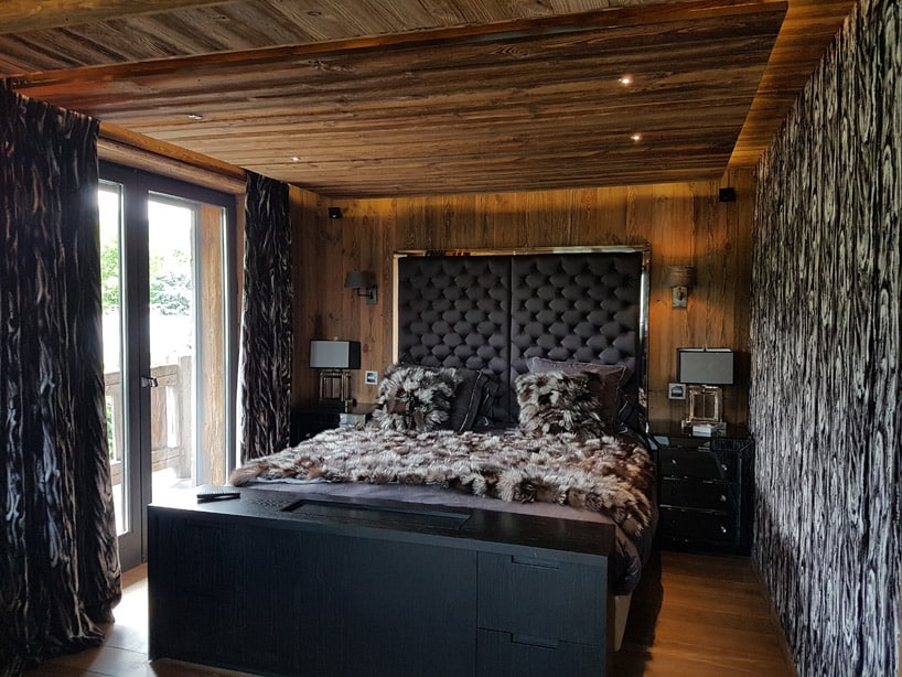 sypialnia w domu z drewna