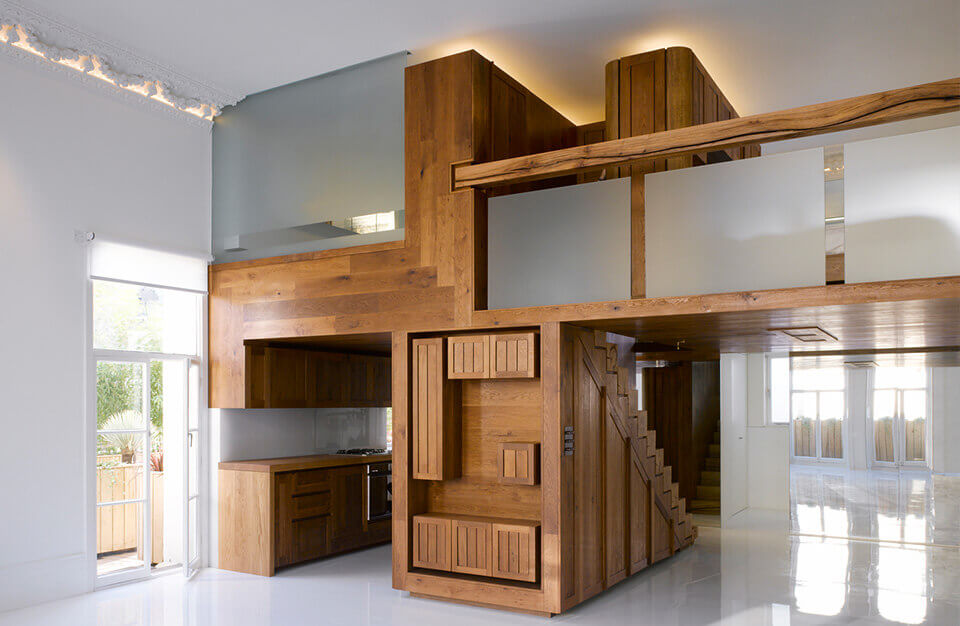 Ekskluzywna antresola drewniana w królewskiej dzielnicy: apartament od Hogarth Architects