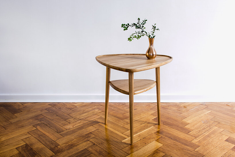 mały drewniany stolik