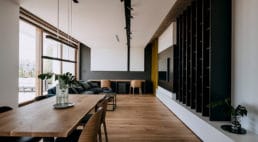Drewno i antracyt: duży apartament w Warszawie