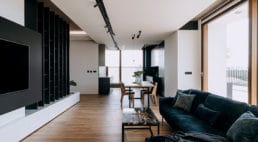 Drewno i antracyt: duży apartament w Warszawie