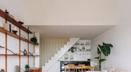 Drewno, rośliny i widok na rzekę: dwupoziomowy apartament w Portugalii