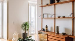 Drewno, rośliny i widok na rzekę: dwupoziomowy apartament w Portugalii