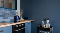 niebieskie fronty w kuchni od jasno