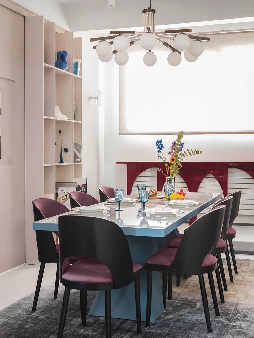 Eklektyzm w kolorze: 90-metrowe mieszkanie w Paryżu