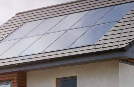 panele słoneczne zamontowane w dachu