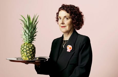 kobieta z ananasem w czarnej marynarce