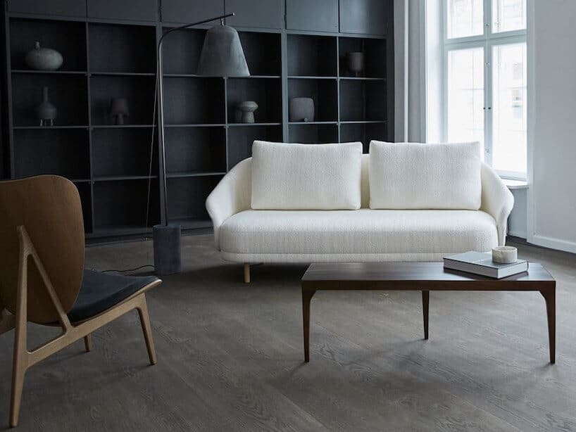 ciemne wnętrze z białą elegancką sofą Norr 11 z kolekcji New Wave