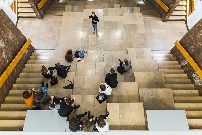 ludzie siedzący na schodach podczas jednej z prezentacji na 3. edycji Element Urban Talks