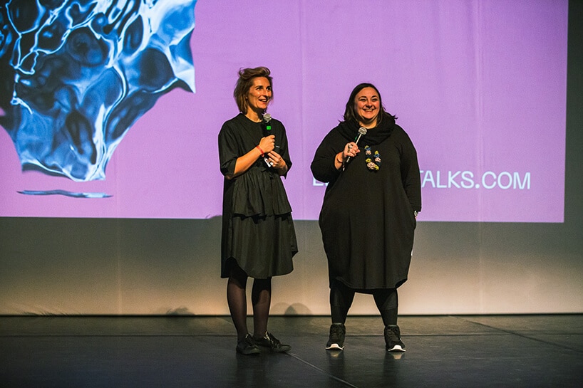 dwie osoby na scenie na różowym tle podczasdwóch prelegentów na scenie pod czas 3. edycji Element Urban Talks 