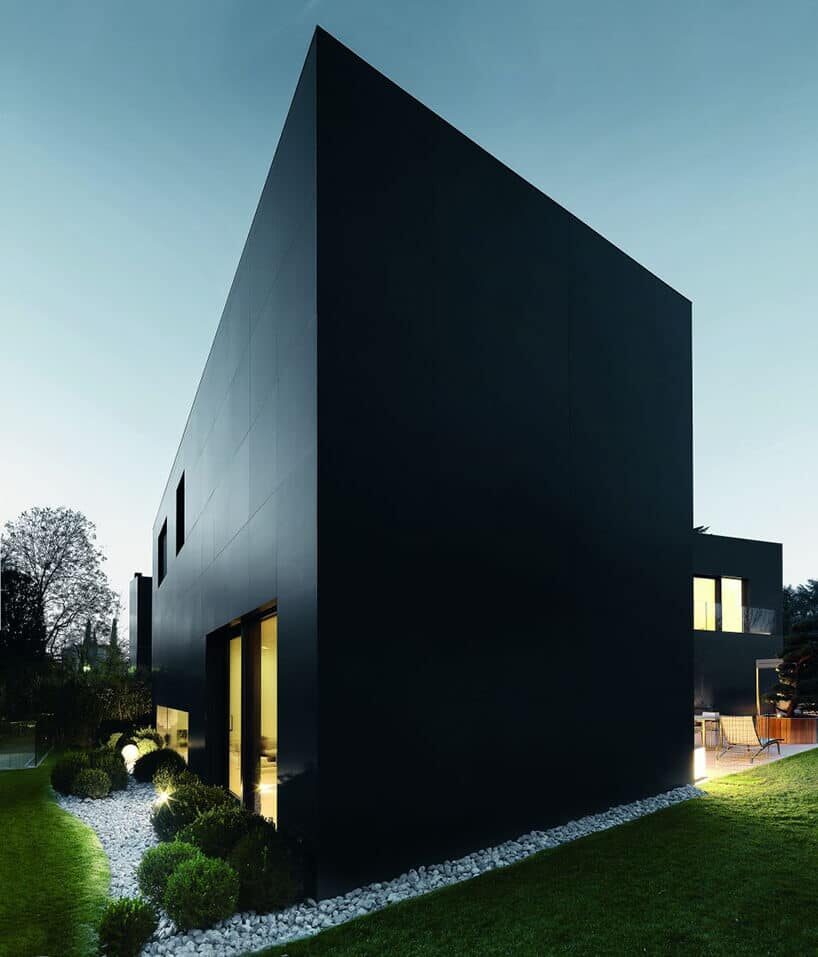 dom w kształcie prostokątu w kolorze czarnym połyskującym