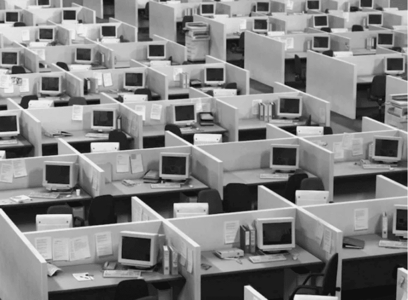 boksy z komputerami w biurze