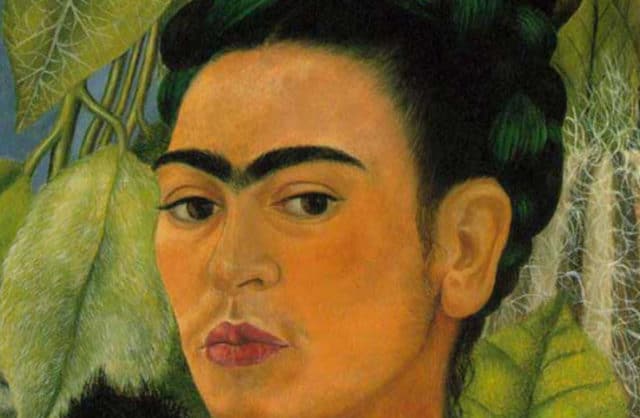 namalowana postać kobiety z czarnymi włosami