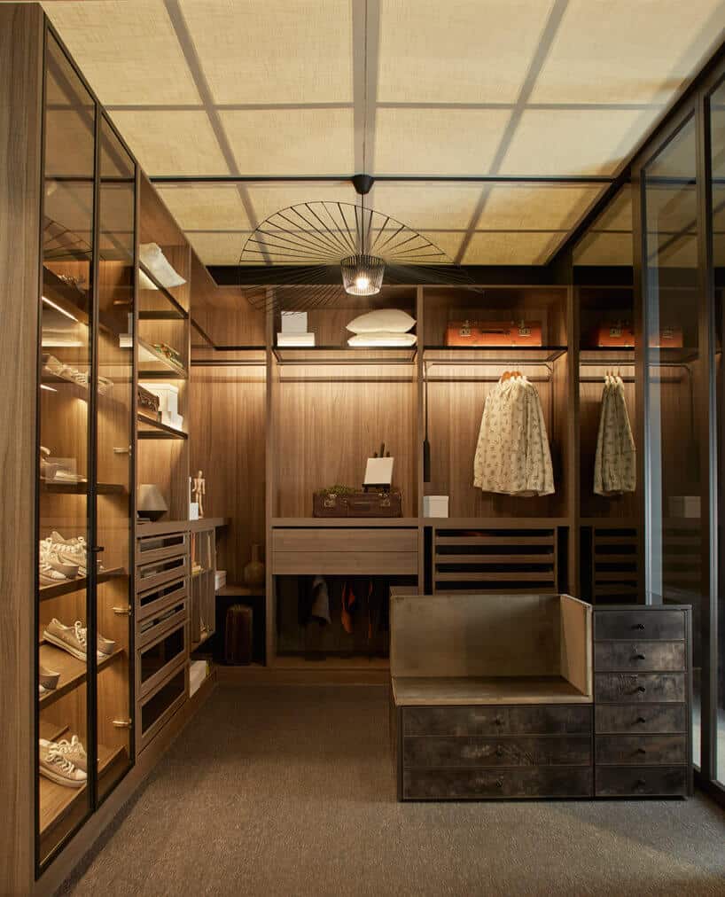garderoba w drewnianym stylu