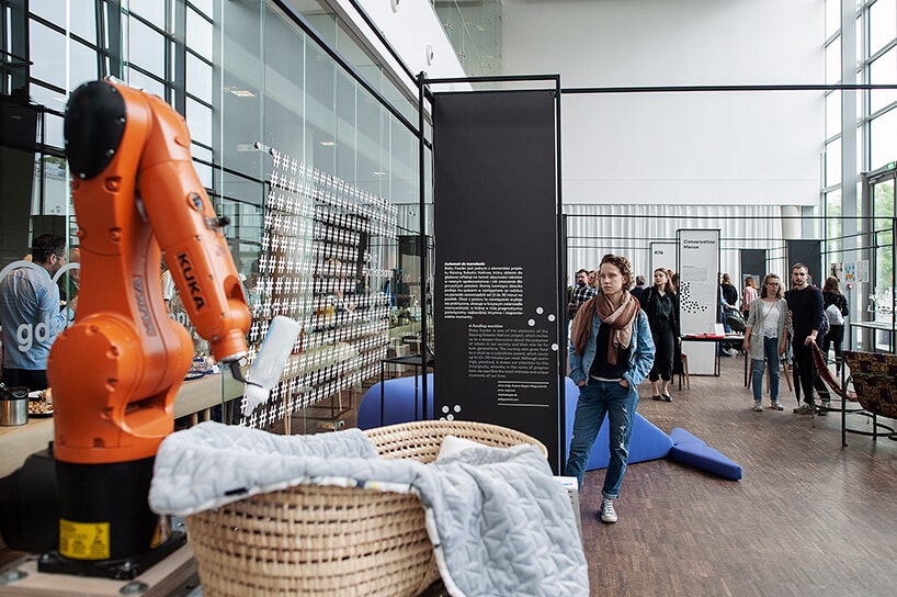 zdjęcie pomarańczowego robota przemysłowego na Gdynia Design Days 2019