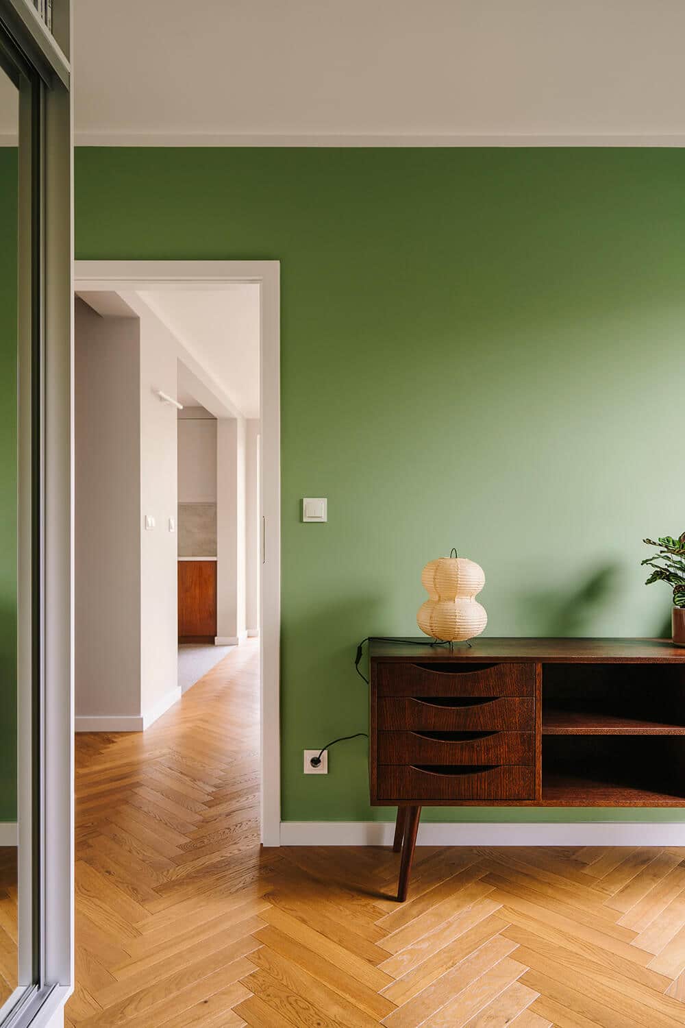 Gdy kontrasty tworzą harmonię – poznańskie mieszkanie w duchu mid-century