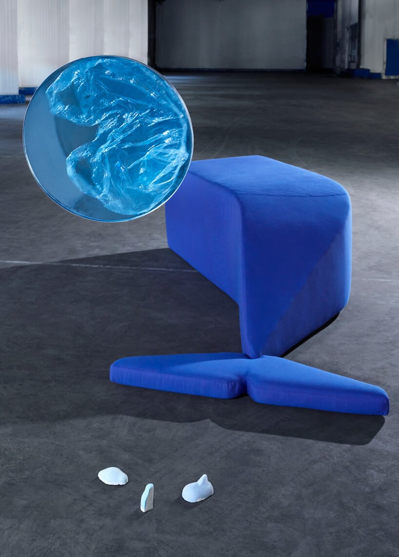 niebieska poduszka w kształcie delfina na szarym dywanie