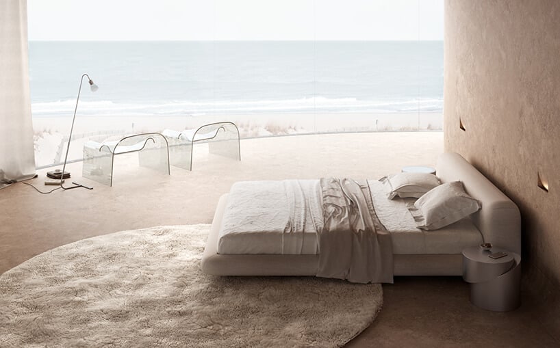 wyjątkowy pokój hotelowy duże beżowe łóżko na tle zaokrąglonego okna z widokiem na morze