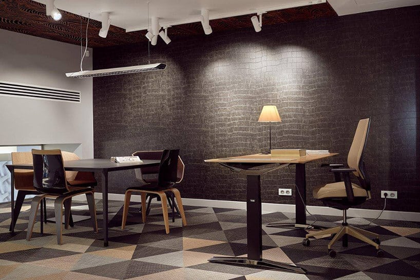 wizualizacja biura w brązowych odcieniach z biurkiem i stolikiem do rozmów