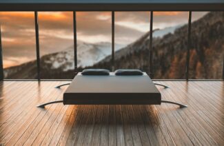 materac idealny łóżko na tle okna z widokiem na zachód słońca