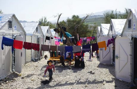 uchodźcy pośród kontenerów UNHCR