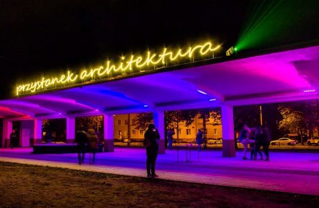 iluminacja na przystanku trmawajowego w Łodzi z neonem przystanek architektura