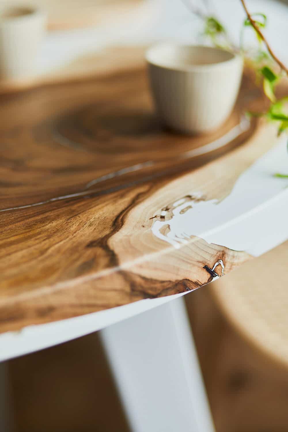 Inny wymiar drewna: stoły z żywicą epoksydową