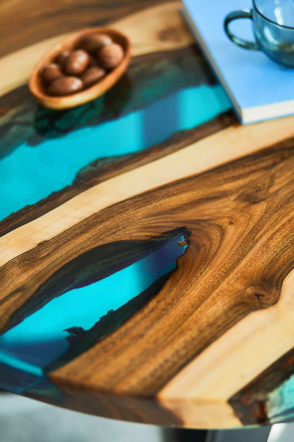 Inny wymiar drewna: stoły z żywicą epoksydową